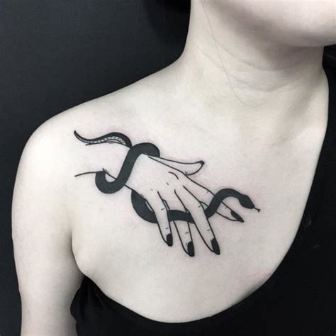 tattoo en el pecho para mujer